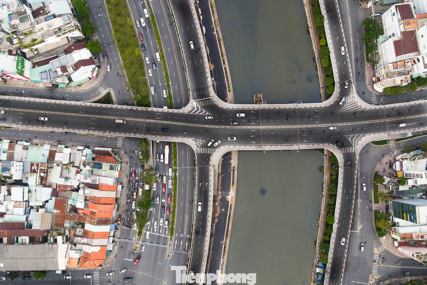 Cấu trúc cầu Calmette nhìn như chữ H. Cầu Calmette có chiều dài 300m, rộng 24m, với 6 làn xe, được thiết kế khá đặc biệt, ở giữa là nút giao thông lớn cho các làn xe lên xuống 6 nhánh cầu chính vừa được thông xe.