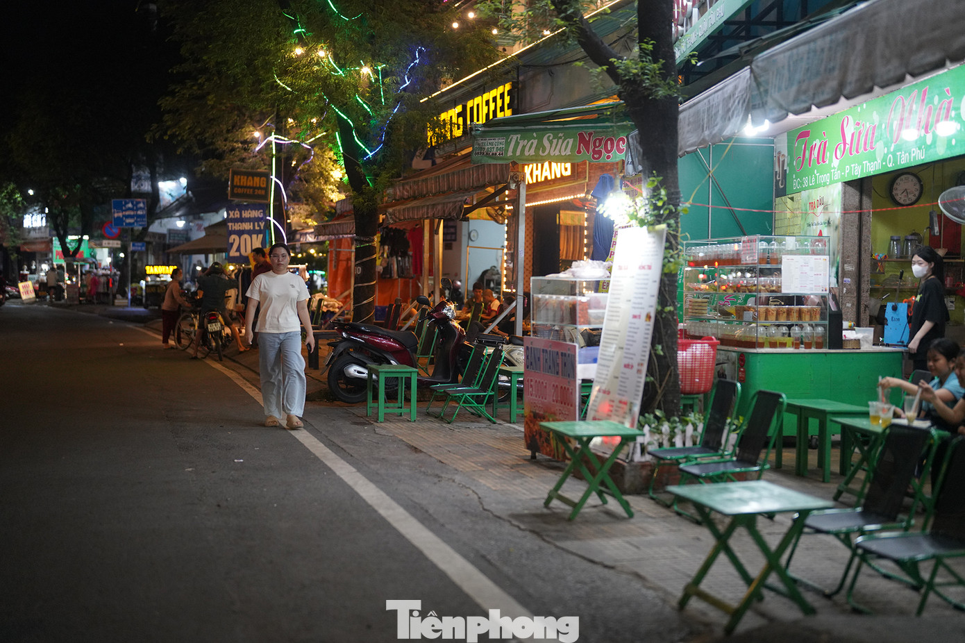 Việc lấn chiếm vỉa hè không chỉ tạo ra cảnh lộn xộn, chiếm lối đi của khách bộ hành mà còn gây ra tình trạng ô nhiễm môi trường, ảnh hưởng xấu đến mỹ quan đô thị. Hình ảnh ghi nhận trên đường Lê Trọng Tấn (quận Tân Phú, TPHCM).