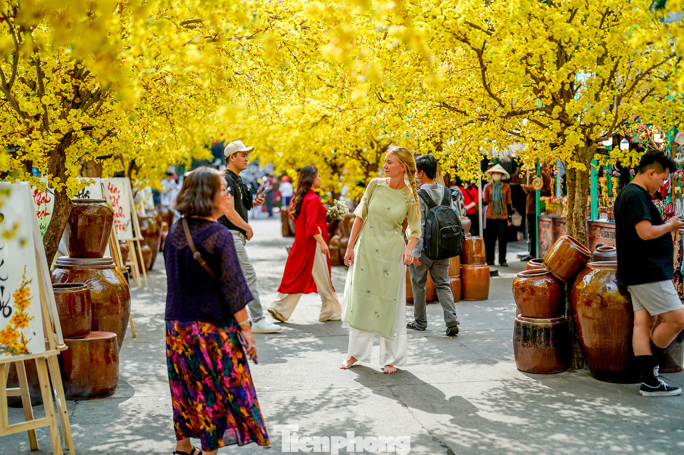 "Tôi không nghĩ mình có một trải nghiệm tuyệt vời về tết cổ truyền ở TPHCM trong lần du lịch này. Thú vị hơn là tôi mới vừa khám phá An Giang về lại gặp phối cảnh nhà sàn ngay giữa trung tâm thành phố này. Sắp tới, mấy người bạn ở đây còn rủ tôi đi ăn đám giỗ bên cồn nữa", chị Elisa, du khách Mỹ chia sẻ.
