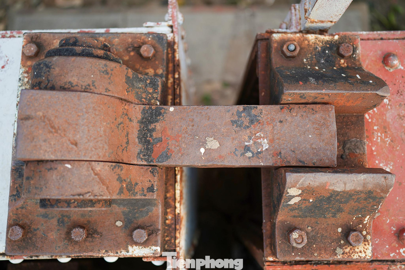 Mấu nối hai nhịp cầu vẫn còn nguyên vẹn, một cấu trúc đặc biệt của lịch sử.