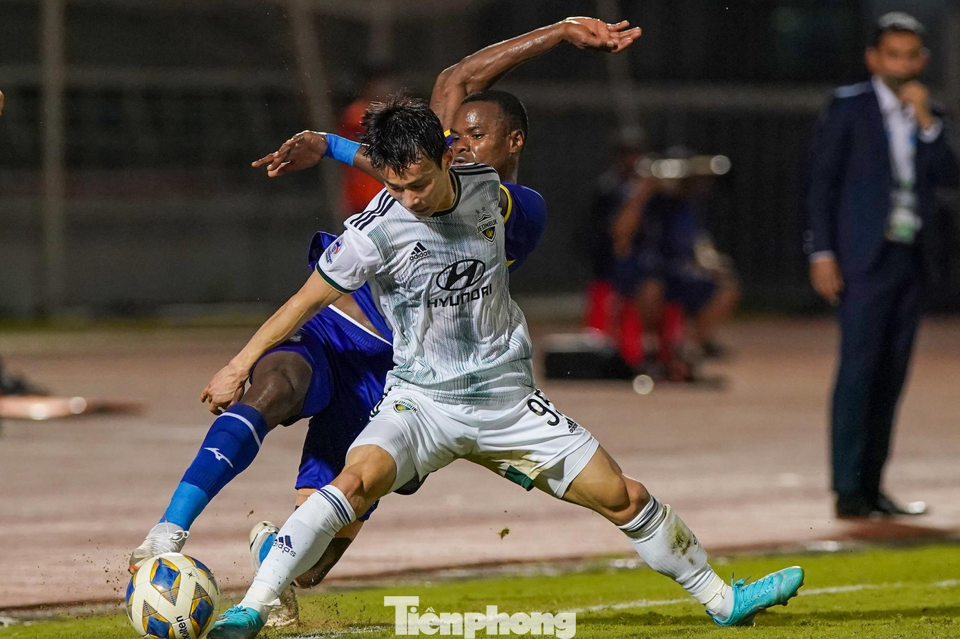 Họ tạo ra một số cơ hội trước khung thành của Jeonbuk nhưng tiếc là không thể chuyển hóa thành bàn thắng.