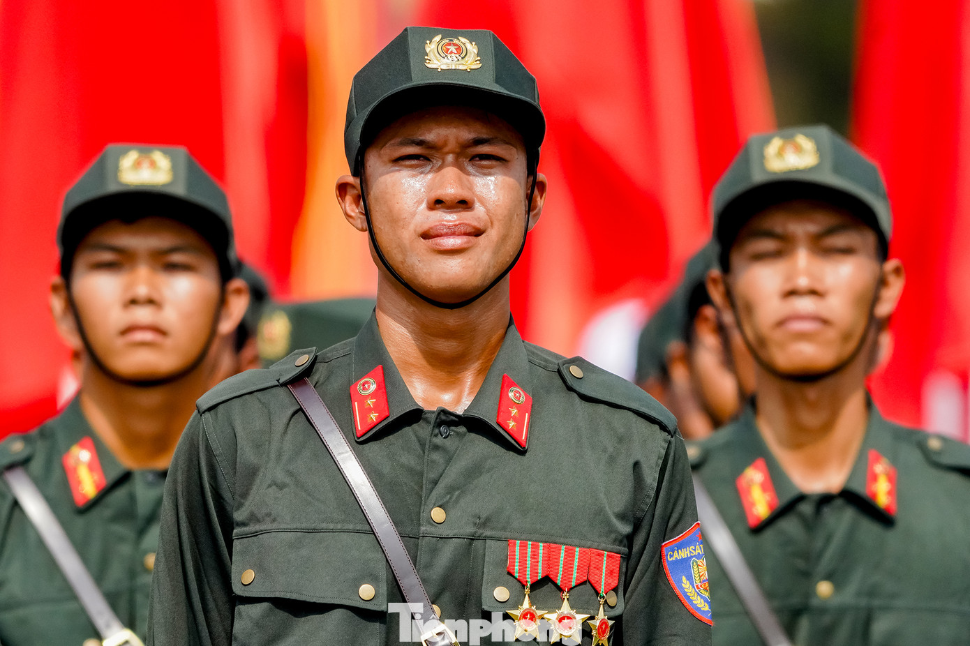 Chiến sĩ CSCĐ xúc động khi quân nhạc vang. Giọt nước mắt tự hào của một nam chiến sĩ cảnh sát cơ động đã khiến nhiều người xúc động. Trong không khí trang nghiêm của buổi lễ diễu binh, khi tiếng nhạc hành quân hùng tráng vang lên, những người chiến sĩ sải bước đều tăm tắp, khí thế ngút trời. Nhưng đằng sau vẻ ngoài mạnh mẽ, kiên cường ấy là những trái tim đang rung động mãnh liệt.