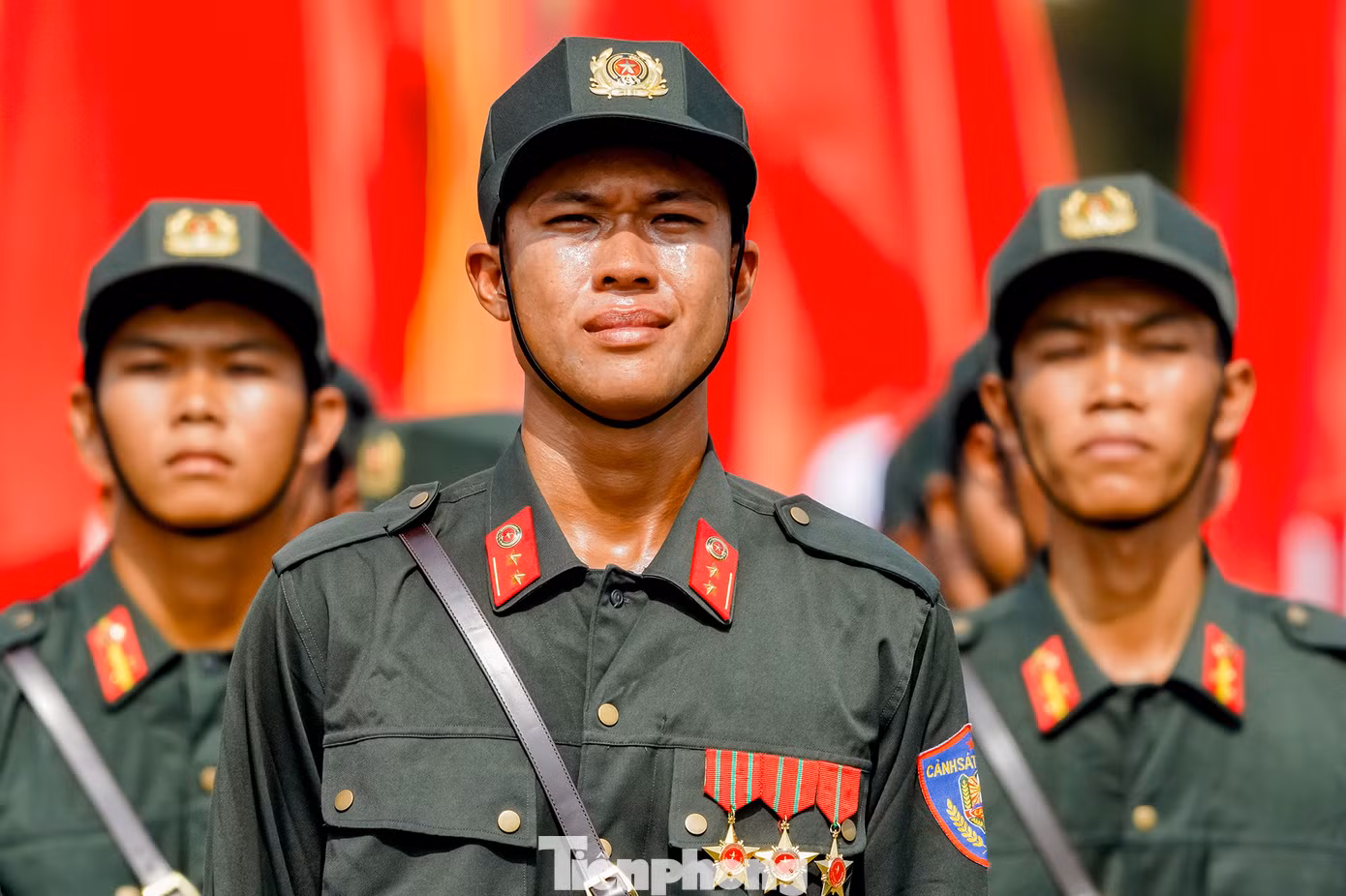 Chiến sĩ CSCĐ xúc động khi quân nhạc vang. Giọt nước mắt tự hào của một nam chiến sĩ cảnh sát cơ động đã khiến nhiều người xúc động. Trong không khí trang nghiêm của buổi lễ diễu binh, khi tiếng nhạc hành quân hùng tráng vang lên, những người chiến sĩ sải bước đều tăm tắp, khí thế ngút trời. Nhưng đằng sau vẻ ngoài mạnh mẽ, kiên cường ấy là những trái tim đang rung động mãnh liệt.