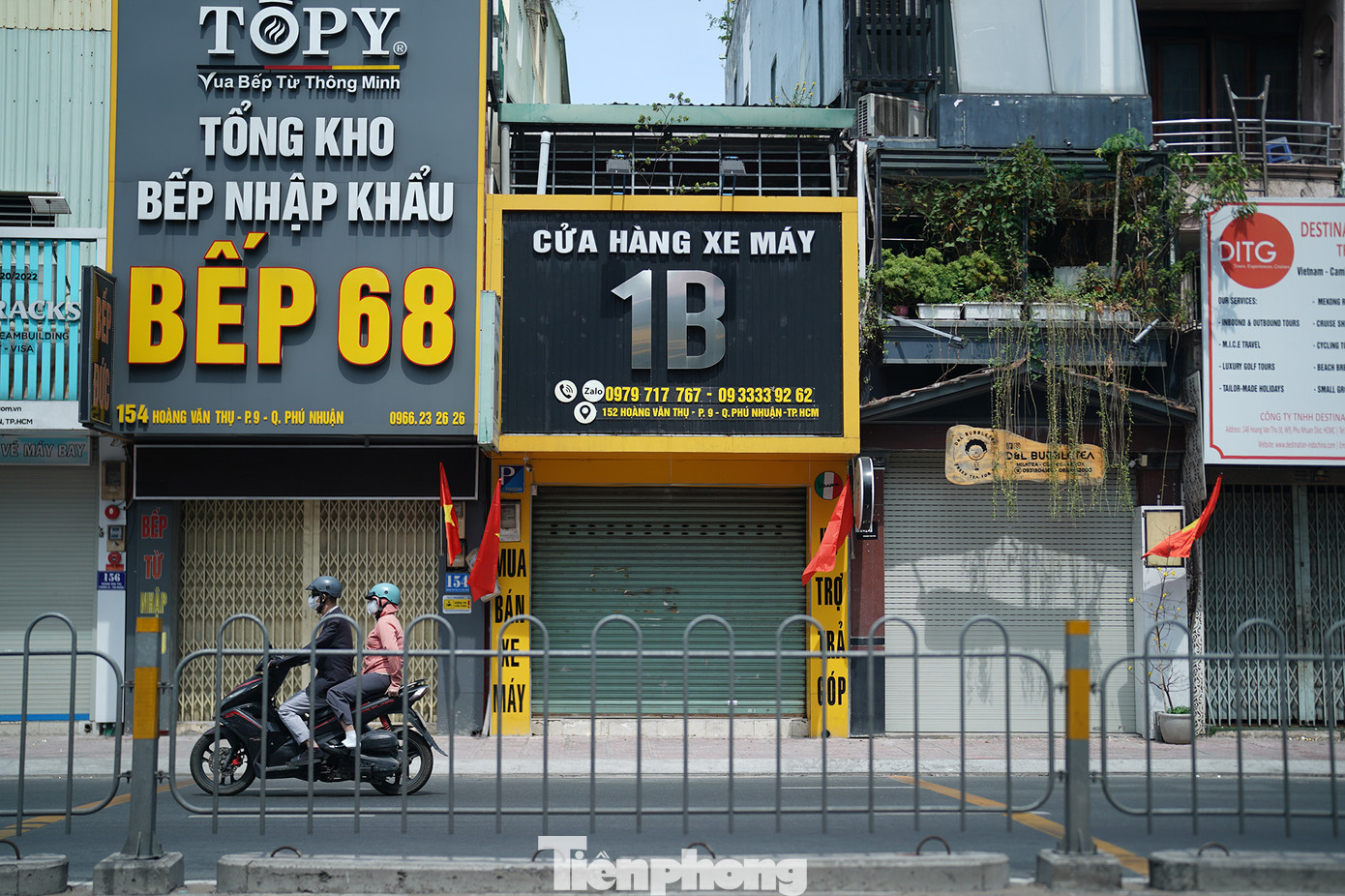 Một dãy mặt bằng trên đường Phan Đăng Lưu nghỉ Tết.