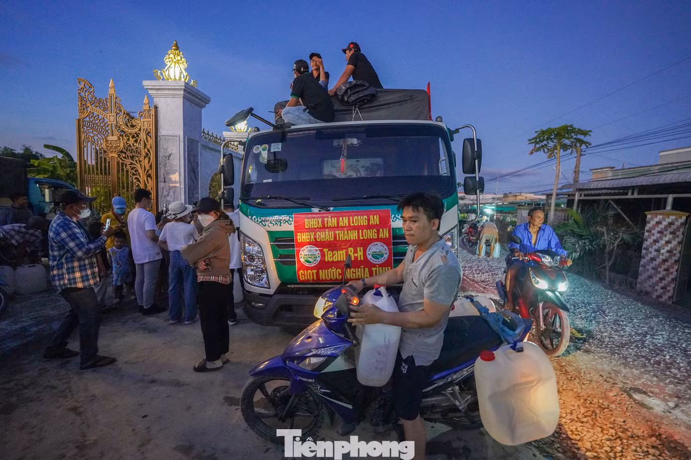 Nhằm giúp người dân khắc phục phần nào tình trạng thiếu nước ngọt sinh hoạt cho người dân trong đợt hạn mặn, nhiều mạnh thường quân từ khắp nơi đã chung tay cùng chính quyền địa phương cung cấp nước sạch cho người dân vượt qua thời điểm khó khăn.