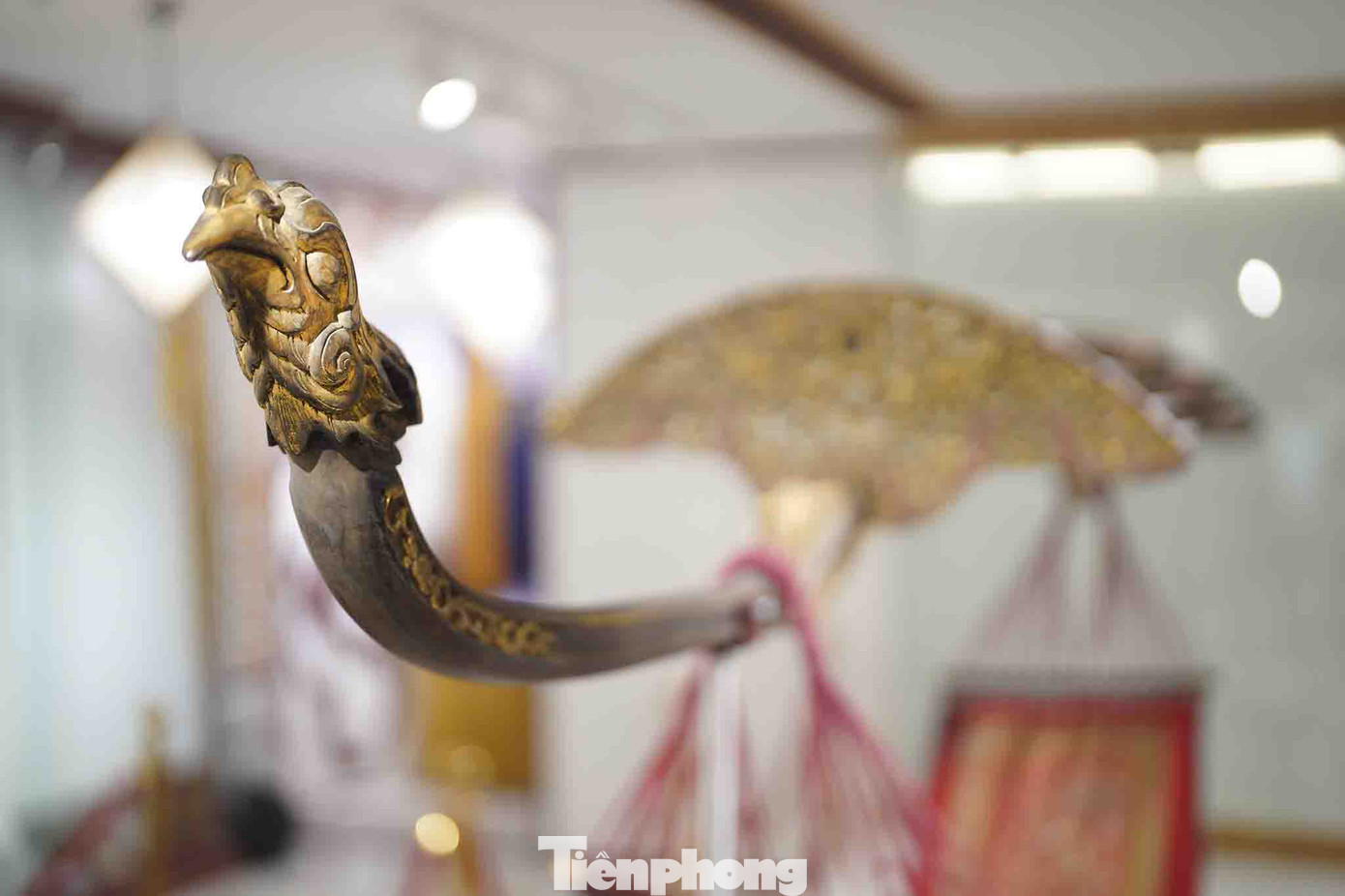 Đầu phụng đòn dọc gánh võng của công chúa. Theo như chú thích tại nơi trưng bày, các chi tiết này được thếp vàng.