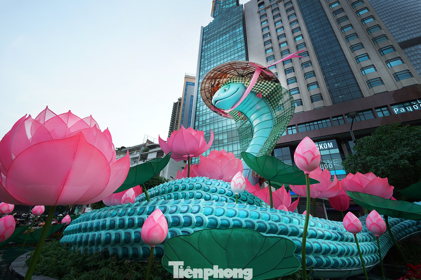 Ngoài khu vực cổng chào, phía bờ sông Sài Gòn, "nàng Tỵ" ấn tượng với khăn rằn và nón lá đang được công nhân hoàn thiện khâu trang trí. Tạo vật được mô phỏng theo hình dáng của rắn hổ mang chúa với tư thế ngẩng cao đầu, toàn thân phủ màu xanh.