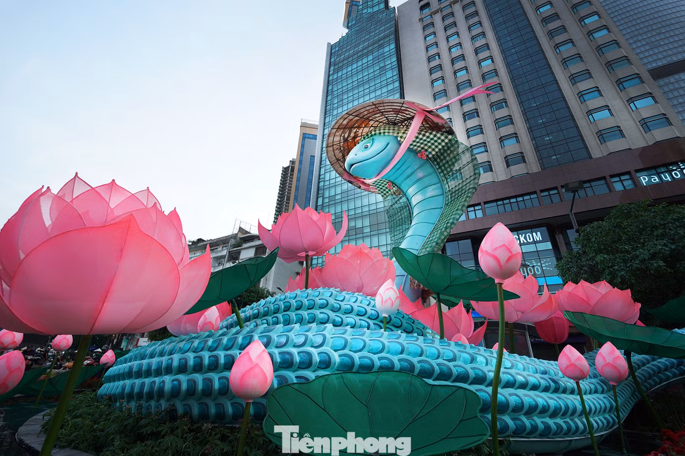 Ngoài khu vực cổng chào, phía bờ sông Sài Gòn, "nàng Tỵ" ấn tượng với khăn rằn và nón lá đang được công nhân hoàn thiện khâu trang trí. Tạo vật được mô phỏng theo hình dáng của rắn hổ mang chúa với tư thế ngẩng cao đầu, toàn thân phủ màu xanh.