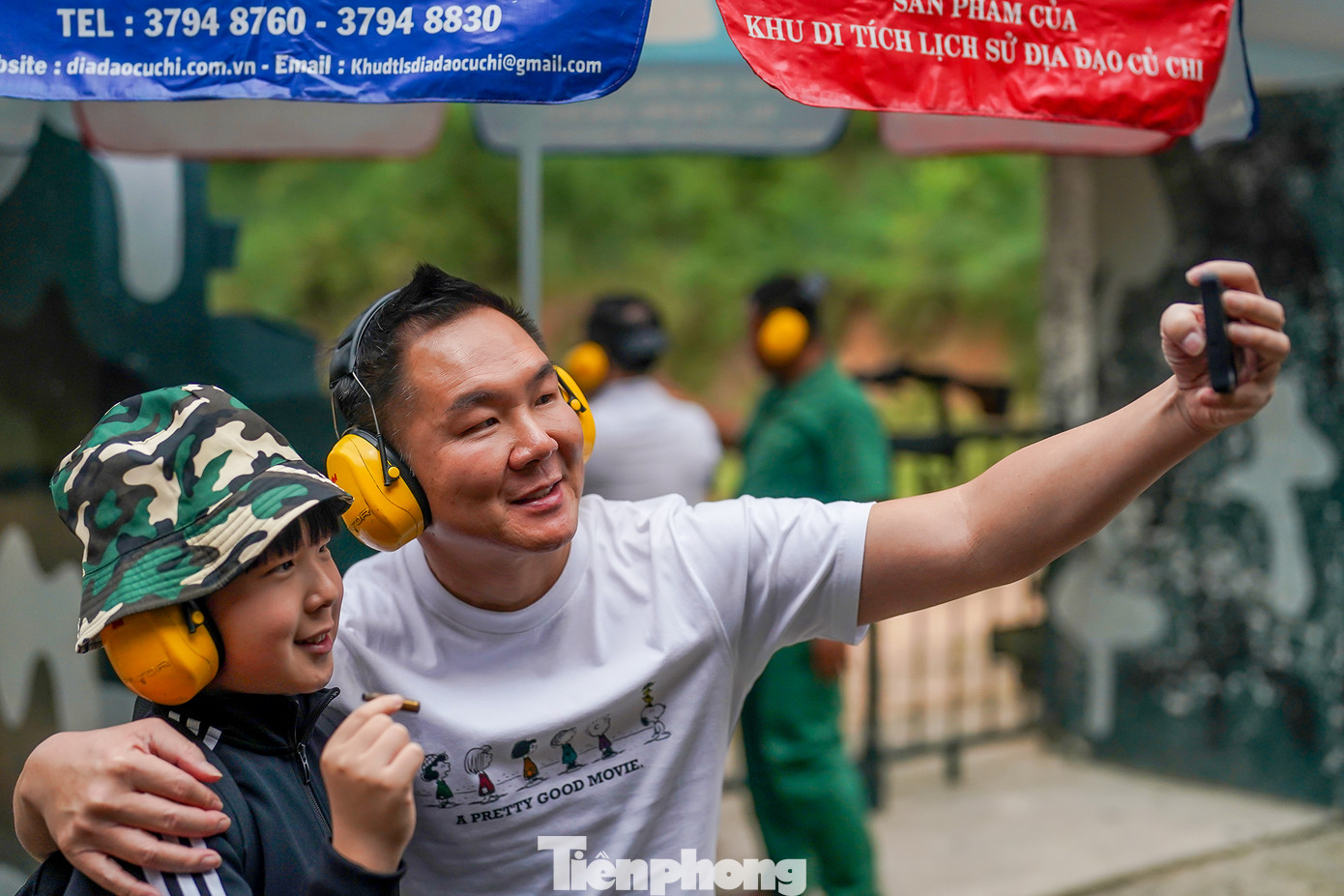 Anh Chan - du khách Malaysia, cùng con trai trải nghiệm bắn đạn thật. Theo quan sát, anh mua ba lần vé, mỗi vé 10 viên để trải nghiệm bắn đạn thật.