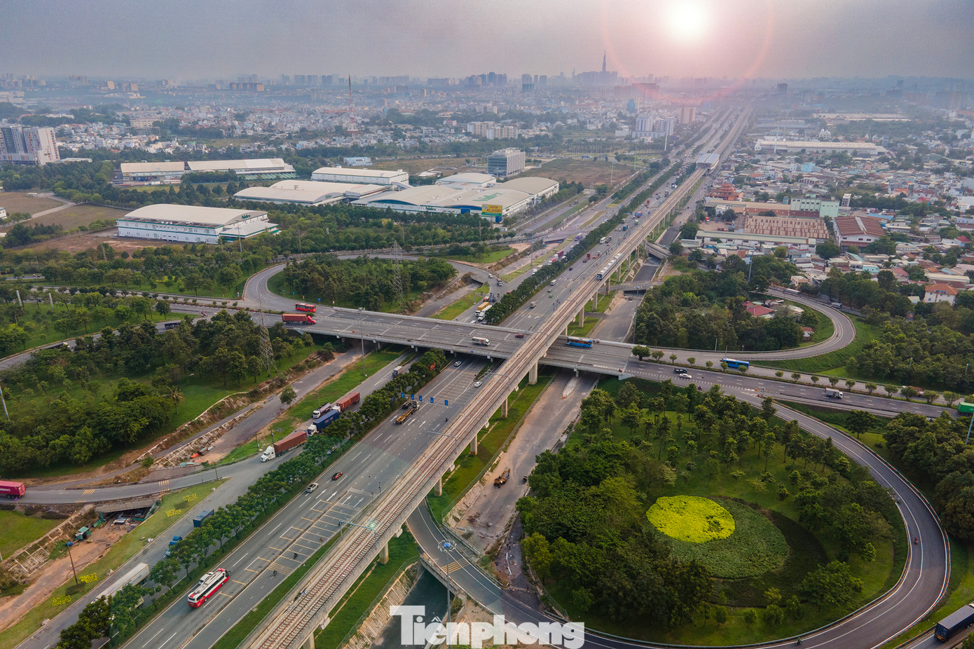 Đoàn tàu di chuyển qua nút giao Trạm 2. Nút giao 3 tầng trạm 2 nằm gần KDL Suối Tiên, điểm nhấn của trục xa lộ Hà Nội.