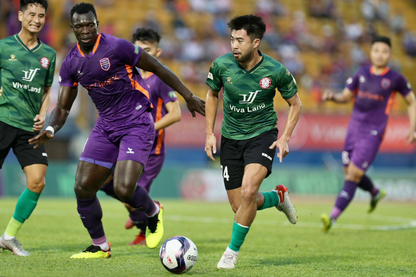 Kỹ thuật khéo léo cùng khả năng kiểm soát bóng của Lee Nguyễn đang gây ra khá nhiều khó khăn cho các cầu thủ Bình Dương. Kỹ thuật khéo léo cùng khả năng kiểm soát bóng của Lee Nguyễn đang gây ra khá nhiều khó khăn cho các cầu thủ Bình Dương.