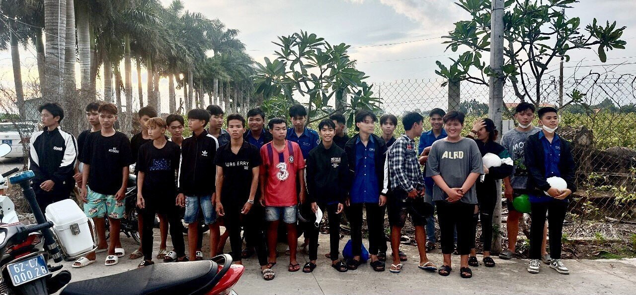 Nhóm thanh niên tụ tập tại khu vực vườn cau vua đẹp nhất huyện Tân Trụ được nhiều người biết.