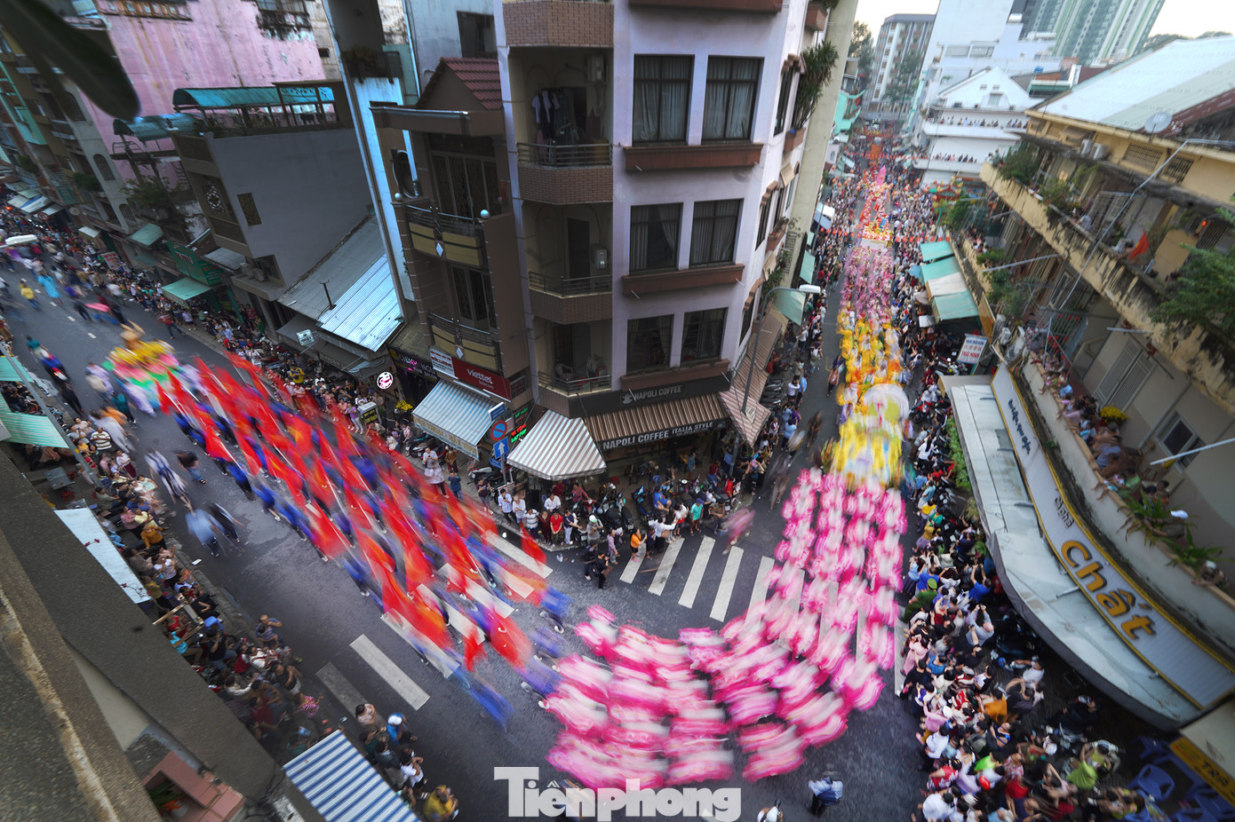 Bên cạnh các nghi lễ, các hoạt động trong Tết Nguyên tiêu thể hiện tính cộng đồng đặc trưng của đồng bào dân tộc Hoa như biểu diễn ca kịch truyền thống, Lân - Sư - Rồng, đấu đèn, đốt đèn, thưởng thức ẩm thực truyền thống, diễu hành nghệ thuật đường phố…
