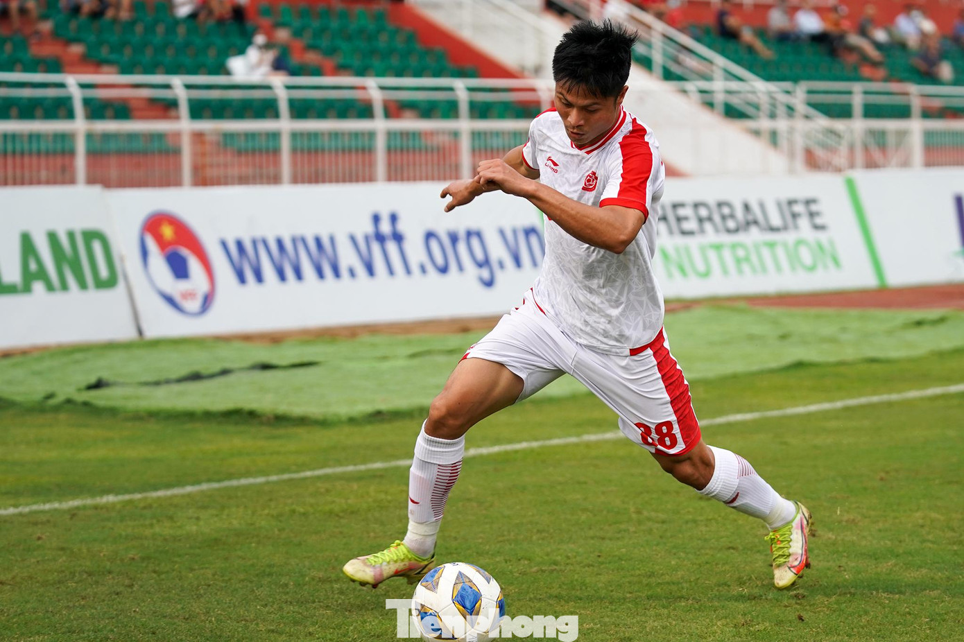 Bùi Duy Thường chơi xông xáo, làm chủ hành lang cánh phải của Viettel.
