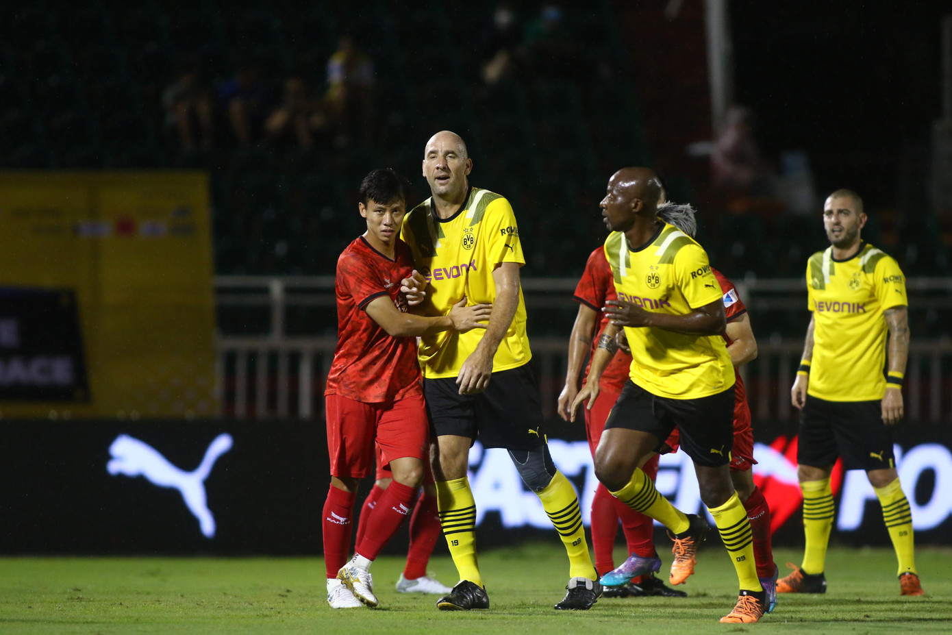 Quế Ngọc Hải dù cũng cao nhưng không là gì so với Jan Koller. Đến phút 35, tiền đạo Lê Huỳnh Đức bị phạm lỗi trong vòng cấm. Trên chấm 11m, Công Vinh ghi bàn gỡ lại 1-2 cho Vietnam All Stars trước khi hiệp 1 kết thúc. Đẳng cấp của đội huyền thoại Dortmund là không thể bàn cãi. Quế Ngọc Hải dù cũng cao nhưng không là gì so với Jan Koller. Đến phút 35, tiền đạo Lê Huỳnh Đức bị phạm lỗi trong vòng cấm. Trên chấm 11m, Công Vinh ghi bàn gỡ lại 1-2 cho Vietnam All Stars trước khi hiệp 1 kết thúc. Đẳng cấp của đội huyền thoại Dortmund là không thể bàn cãi.