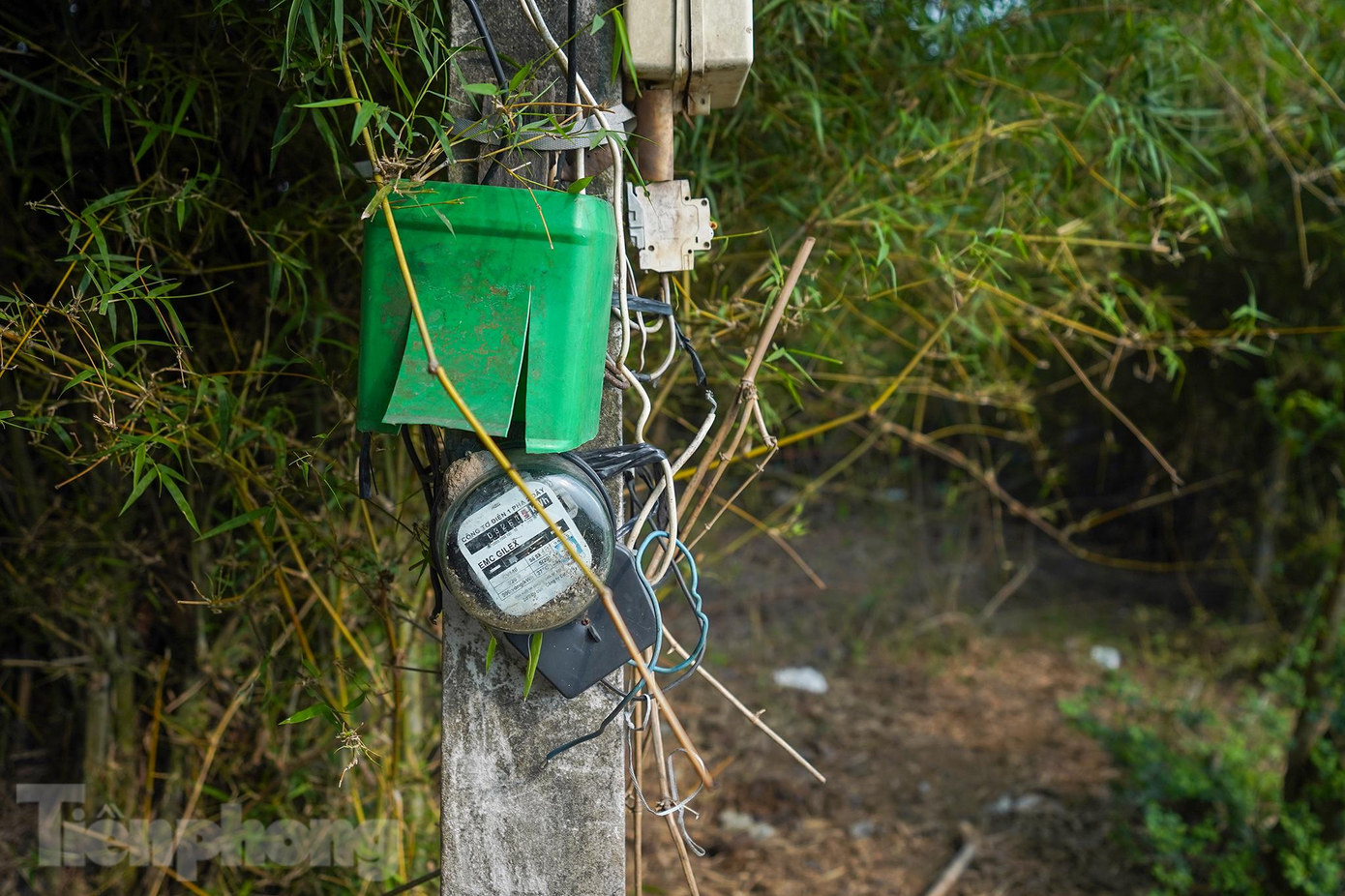 Một chiếc điện kế nằm trơ trọi trên thân trụ điện.