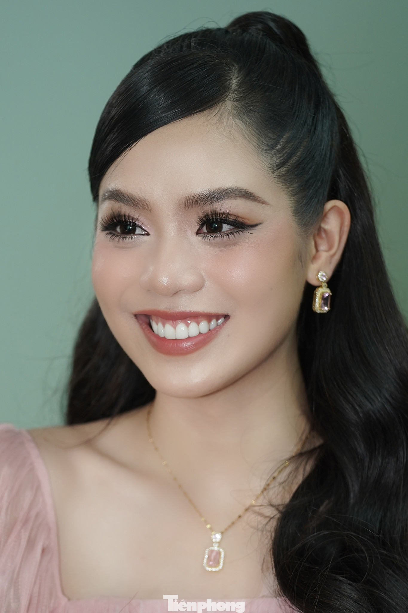 Cận gương mặt của đương kim Hoa hậu Việt Nam Huỳnh Thị Thanh Thủy.