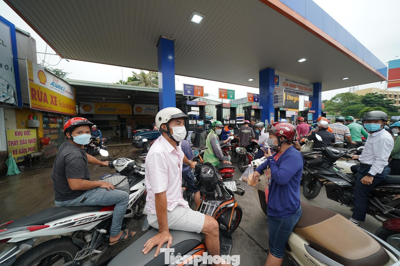 Người dân xếp hàng, thấp thỏm chờ đổ xăng.