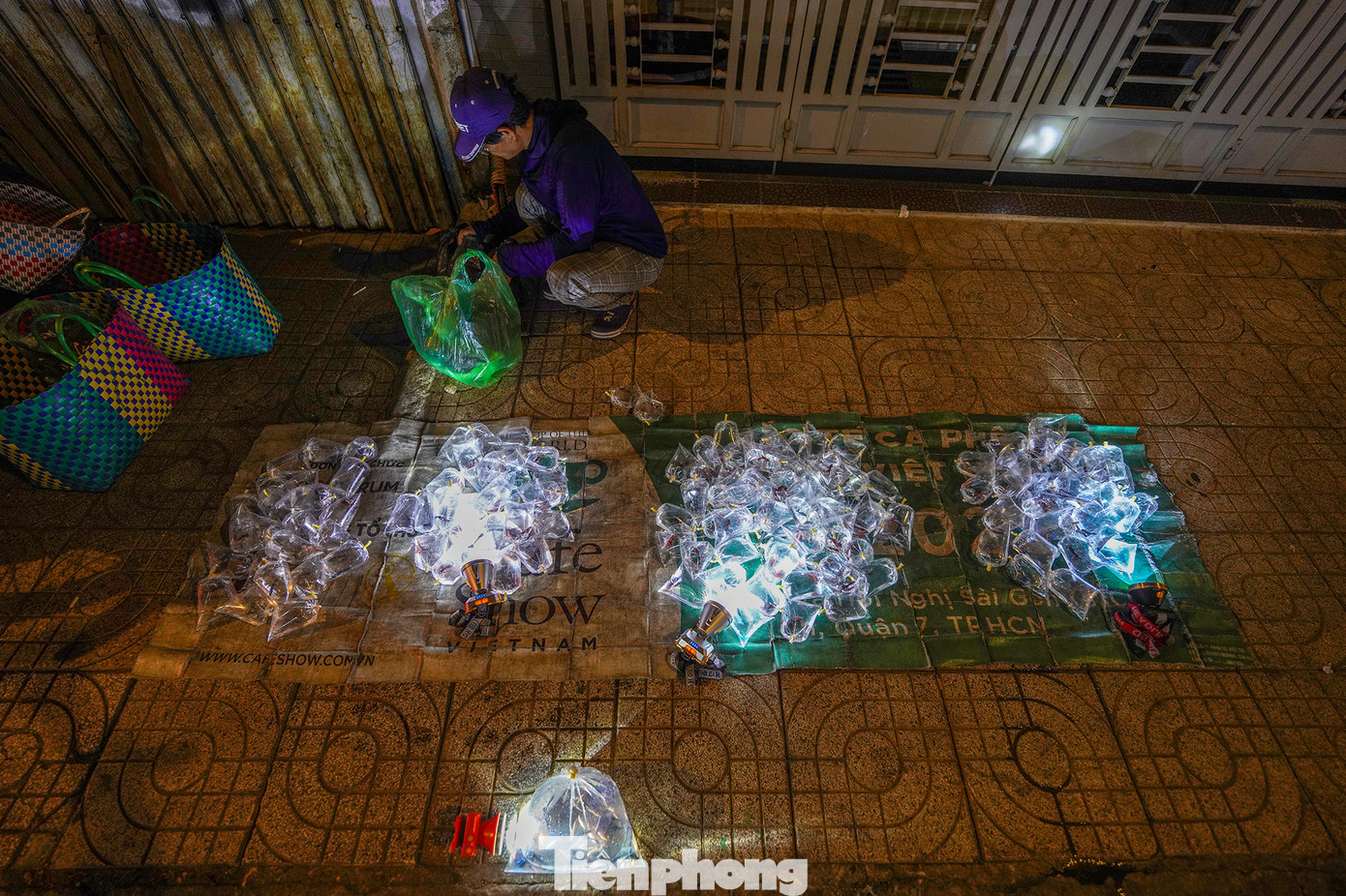 Khoảng 2-3 giờ sáng, những người kinh doanh cá cảnh giống từ các huyện vùng ven TPHCM như Bình Chánh, Nhà Bè, Củ Chi, Hóc Môn... bắt đầu đưa hàng đến vỉa hè đường Trần Hưng Đạo (khu vực thuộc địa bàn phường 10, quận 5) để bày bán.