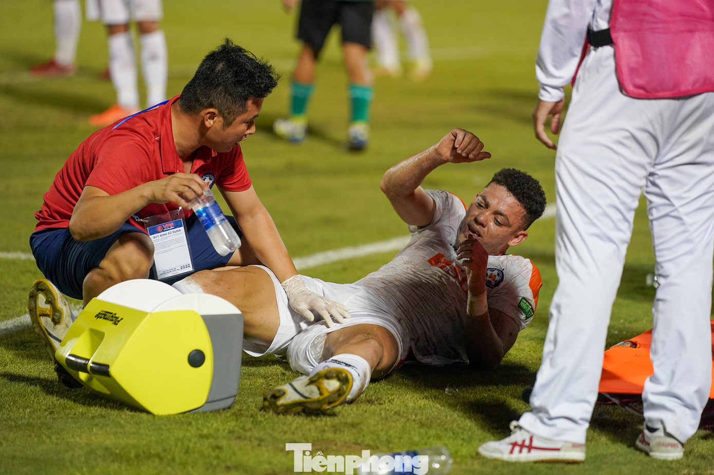 Trước đó, ngoại binh này đã có dấu hiệu không thể thi đấu tiếp ở phút 35.
