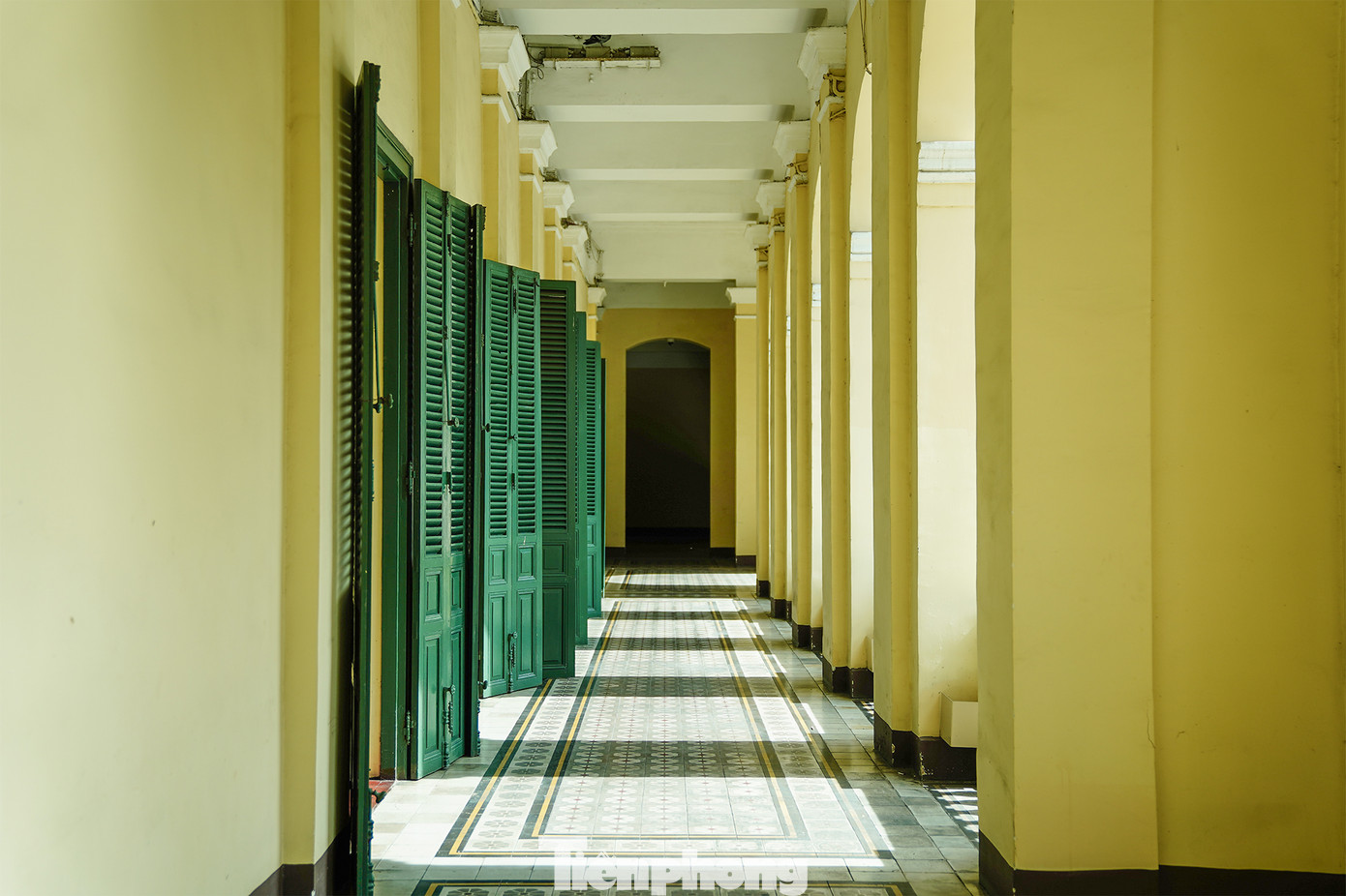 Hệ thống cửa gỗ trăm năm tuổi vẫn còn nguyên vẹn tại khu hành lang tầng 1 tòa nhà.