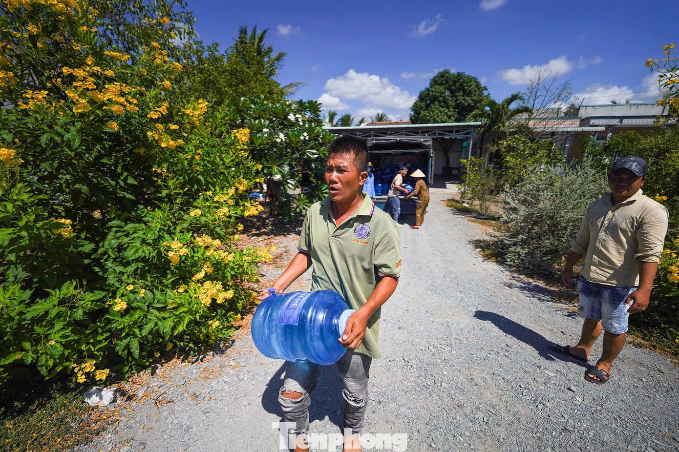 Lực lượng Đoàn viên -Thanh niên và người dân tại khu vực phân bố đều cho các hộ, nhà nào đông người sẽ được nhận hai bình.