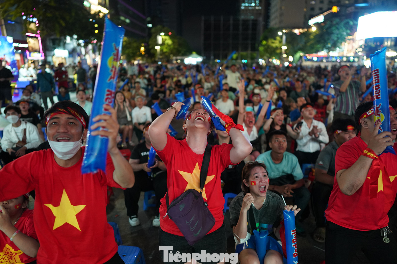 Người hâm mộ sống trong từng khoảnh khắc của trận đấu.