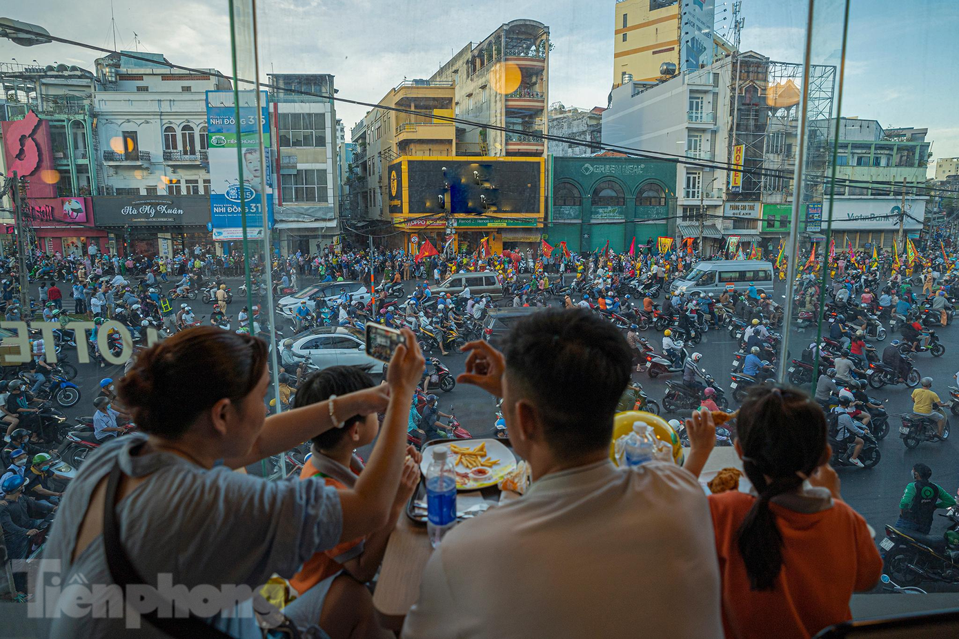 Đúng 17h, đoàn diễu hành bắt đầu lộ trình từ đường Hải Thượng Lãng Ông. Đúng 17h, đoàn diễu hành bắt đầu lộ trình từ đường Hải Thượng Lãng Ông.