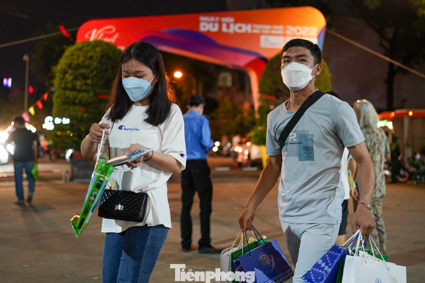 Thực tế, có khá nhiều du khách đến với ngày hội để gom... thông tin tour về tham khảo.