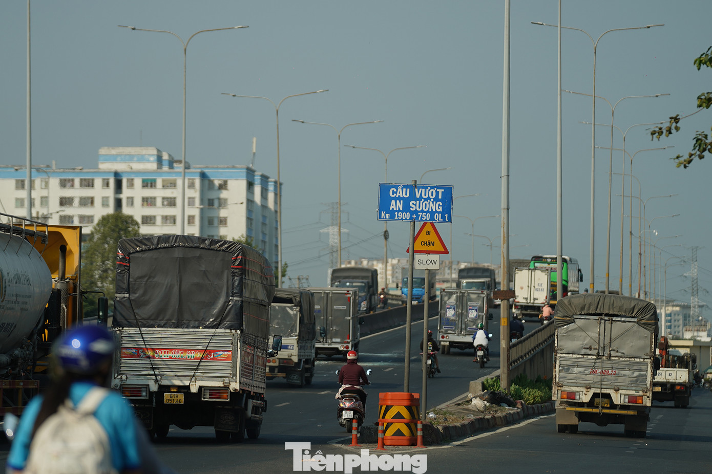 Tầng cao nhất là cầu vượt An Sương, chạy dọc theo tuyến Quốc lộ 1A.