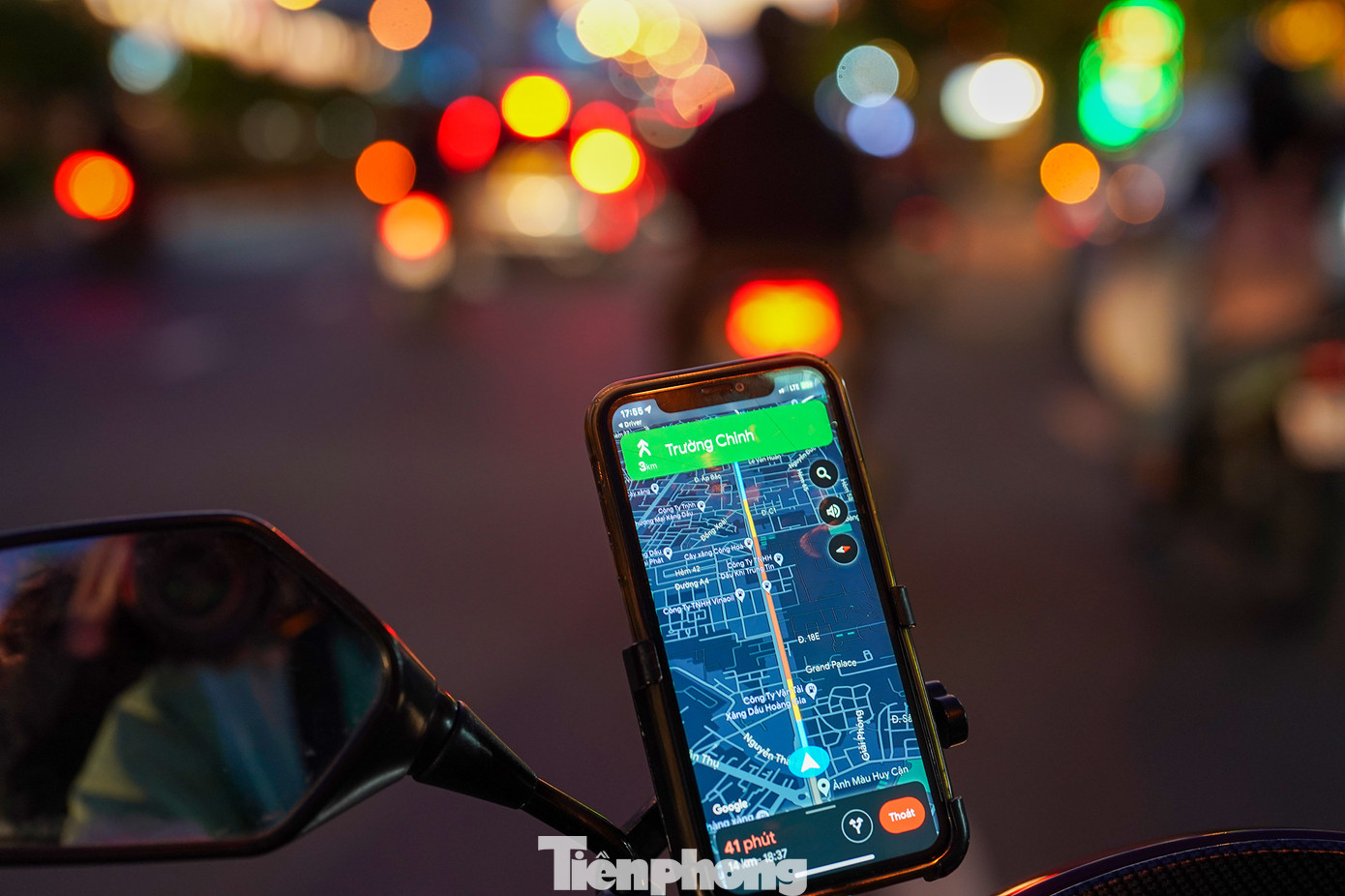 Hình ảnh dễ bắt gặp ở các bác tài xe ôm công nghệ.