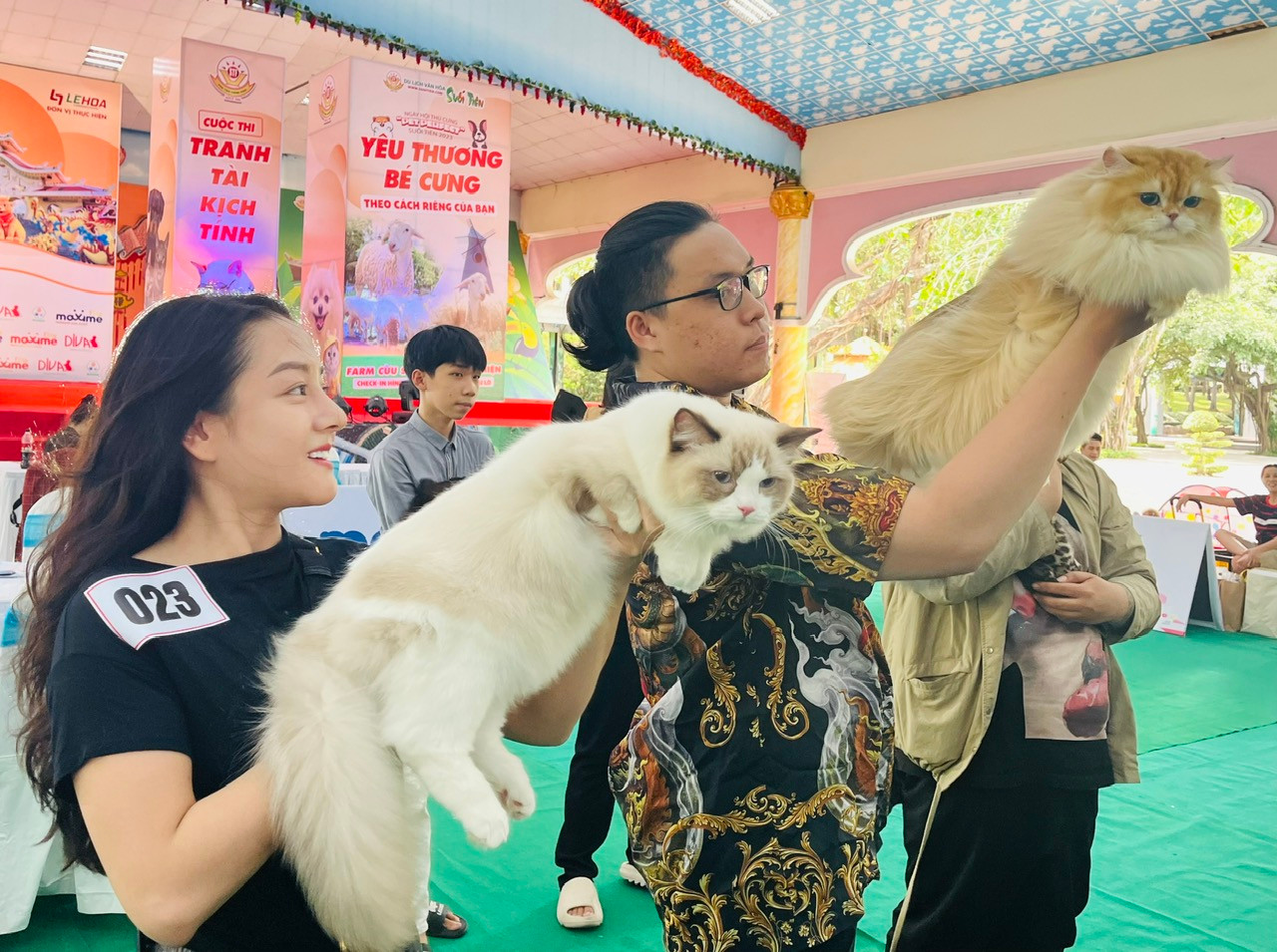 Giải nhất cuộc thi Mèo cưng khỏe đẹp thuộc về mèo Amore của anh Nguyễn Hữu Tuấn (đeo kính).