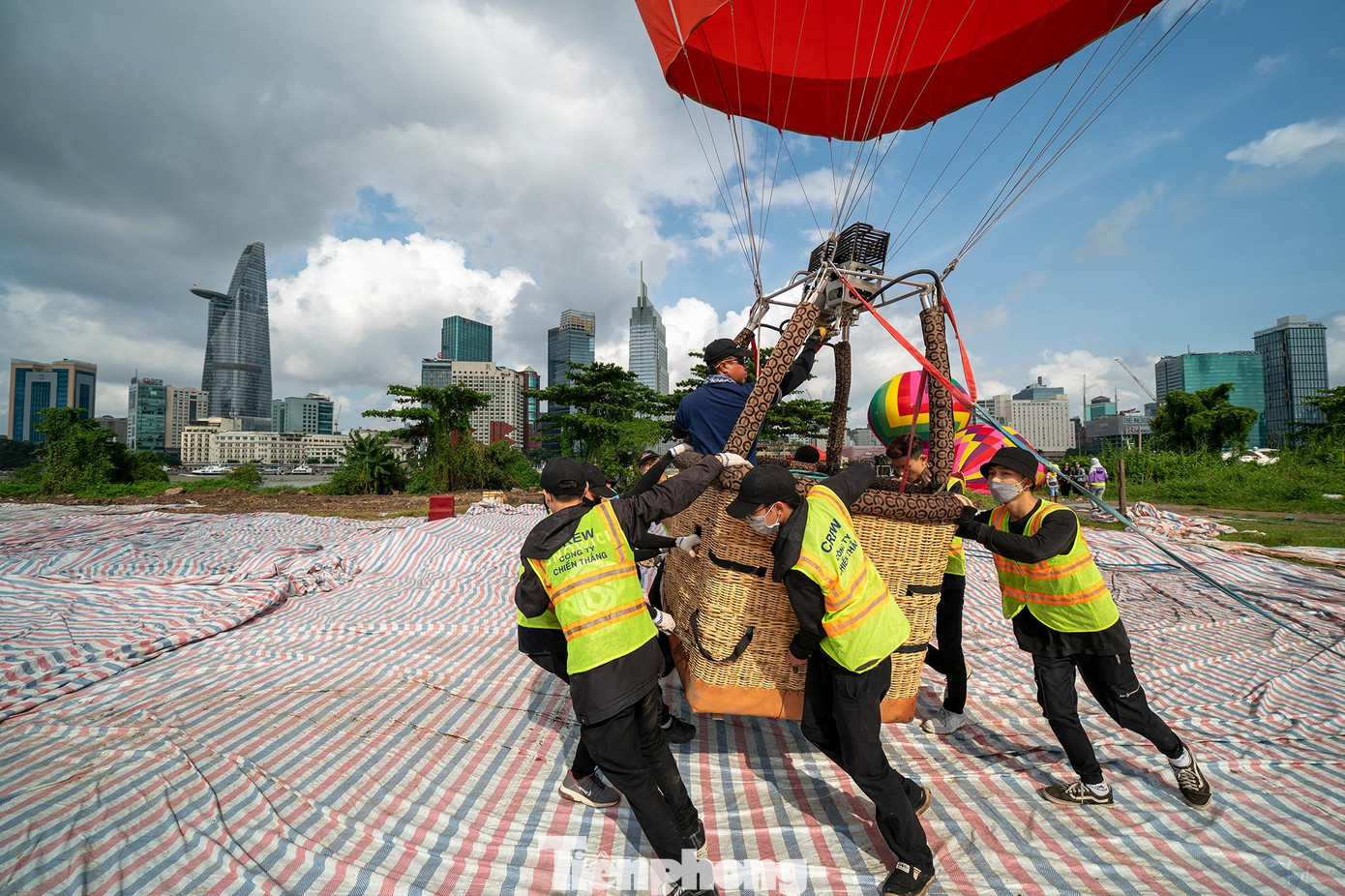 “Công đoạn thả khinh khí cầu khá đơn giản và ít phụ thuộc vào điều kiện thời tiết, tuy nhiên việc kéo đại kỳ lớn lên nền trời được đánh giá phức tạp hơn nhiều vì tùy thuộc vào điều kiện thời tiết, hướng gió. Ngoài ra, việc này cần sự phối hợp nhịp nhàng của toàn bộ ekip. Đây là lần đầu tiên thành phố tổ chức kéo đại kỳ lớn 1.800m2 lên nền trời chào mừng ngày Quốc khánh. Tôi nghĩ đây một là hình ảnh đẹp, tạo sự phấn khởi, để lại ấn tượng khó quên trong lòng người dân thành phố trong một ngày ý nghĩa Tết độc lập”, ông Võ Trọng Nam cho biết thêm.