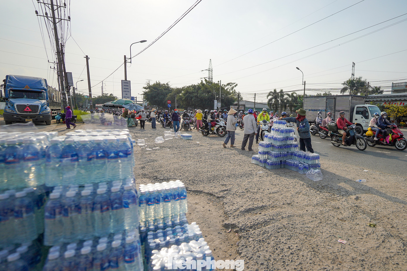 Ngoài nhóm phát nước miễn phí của anh Duy còn có nhóm sửa xe thiện nguyện của anh "Tommy" Tèo.