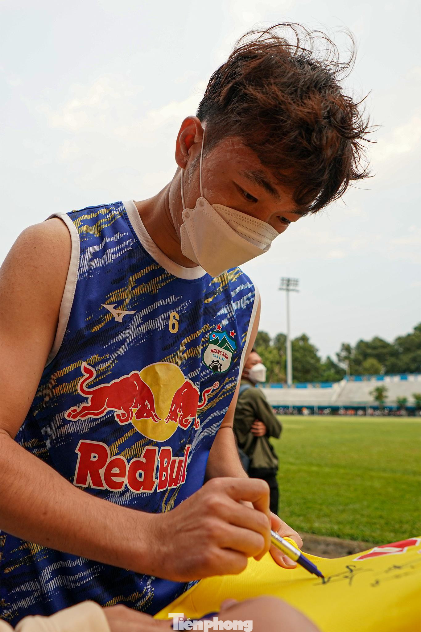 Tiền vệ Lương Xuân Trường cũng bị người hâm mộ vây kín xin chữ ký.