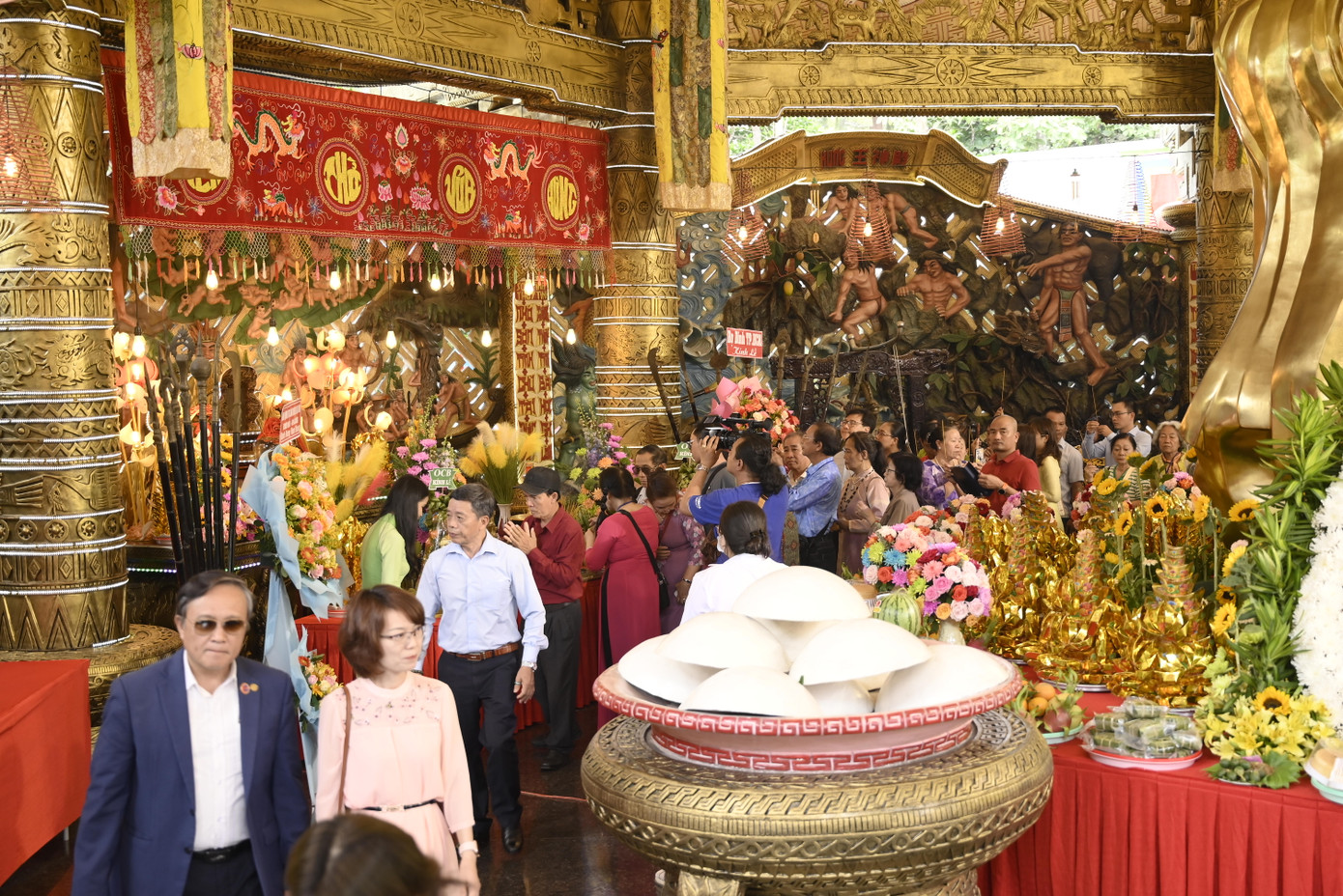 Buổi dâng lễ lên Vua Hùng được thực hiện trang trọng.