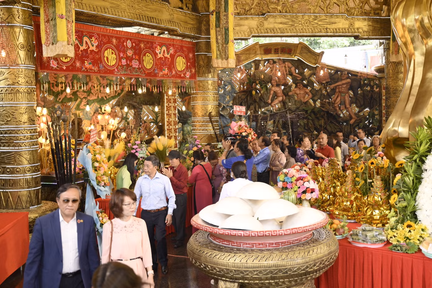 Buổi dâng lễ lên Vua Hùng được thực hiện trang trọng.