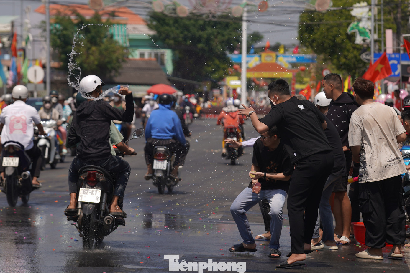 Các bạn trẻ hoá trang thành ma quỷ thường sử dụng các loại xe máy phân khối lớn, độ chế để lạng lách, hò hét để thu hút người khác tạt nước vào mình "Tạt cho bốc khói máy xe luôn", một người tạt nước nói.