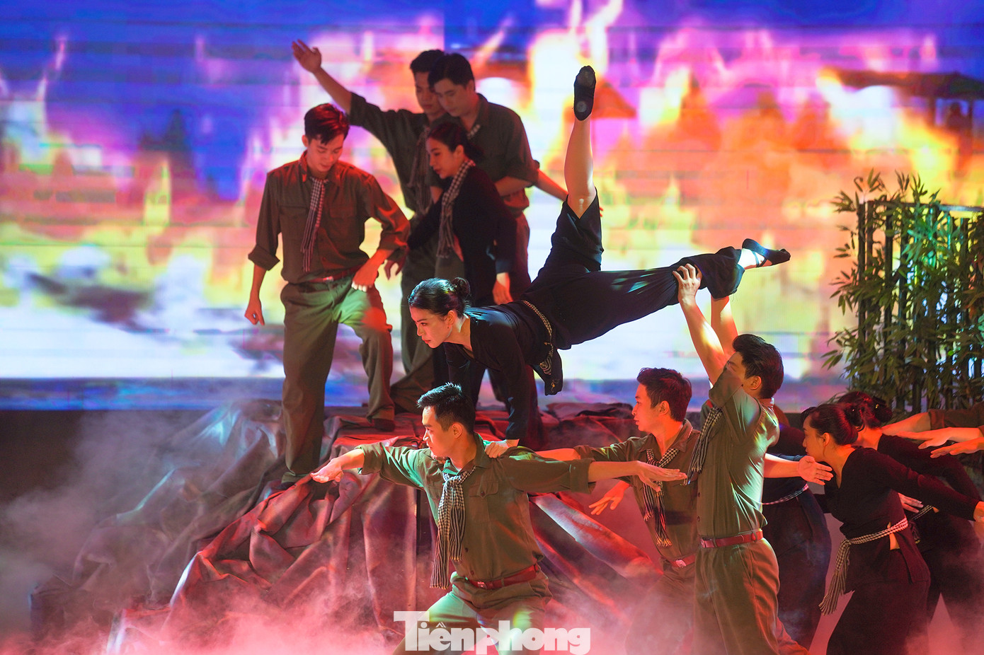 Vào ngày 4/6/1930, đồng chí Châu Văn Liêm - Bí thư liên tỉnh Gia Định - Chợ Lớn và đồng chí Võ Văn Tần (khi ấy là Bí thư Quận ủy Đức Hòa) lãnh đạo hơn 5.000 nông dân Đức Hòa tập trung trước dinh Quận trưởng đấu tranh chống sưu cao thuế nặng, chống đàn áp. Vào ngày 4/6/1930, đồng chí Châu Văn Liêm - Bí thư liên tỉnh Gia Định - Chợ Lớn và đồng chí Võ Văn Tần (khi ấy là Bí thư Quận ủy Đức Hòa) lãnh đạo hơn 5.000 nông dân Đức Hòa tập trung trước dinh Quận trưởng đấu tranh chống sưu cao thuế nặng, chống đàn áp.