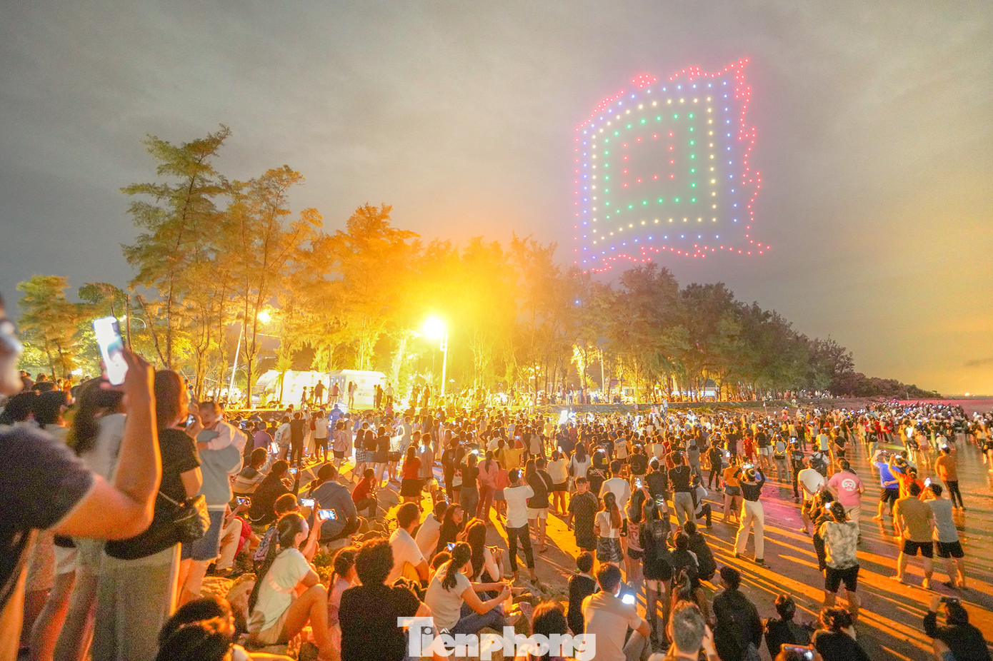 Ông Nguyễn Ngọc Xuân - Phó chủ tịch UBND huyện Cần Giờ, Trưởng ban tổ chức Lễ hội Nghinh Ông Cần Giờ 2024 cho biết, điểm nhấn của lễ hội là phần biểu diễn nghệ thuật ánh sáng với 250 máy bay không người lái để tái hiện những hình ảnh đặc trưng của Lễ hội Nghinh Ông, Lăng Ông Thủy Tướng và hình ảnh về Cần Giờ.