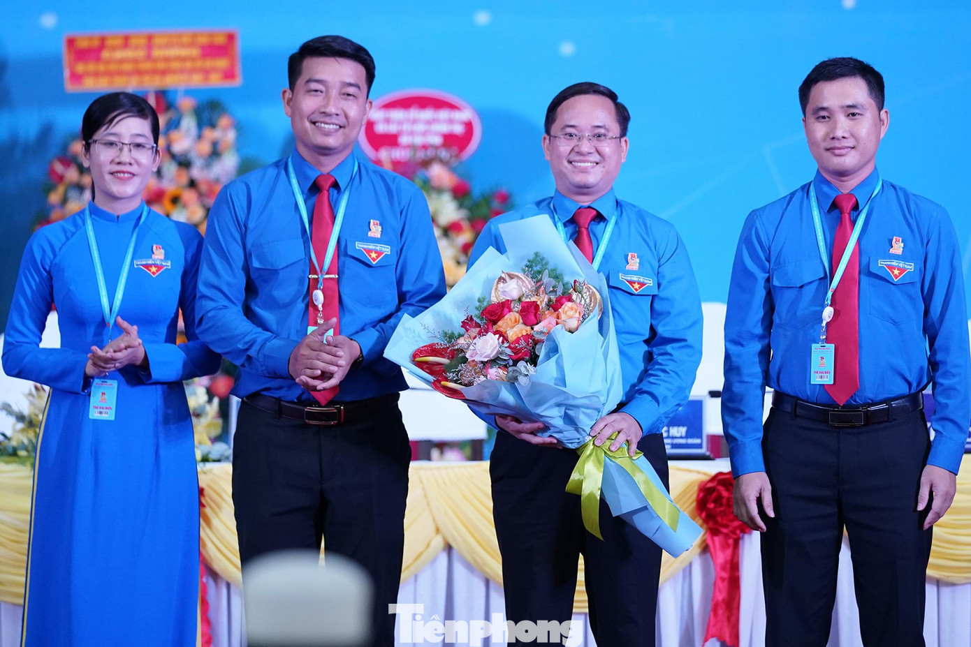 BCH mới trao hoa cho anh Nguyễn Quốc Huy trước khi trở lại công tác tại Cơ quan Trung ương Đoàn. BCH mới trao hoa cho anh Nguyễn Quốc Huy trước khi trở lại công tác tại Cơ quan Trung ương Đoàn.