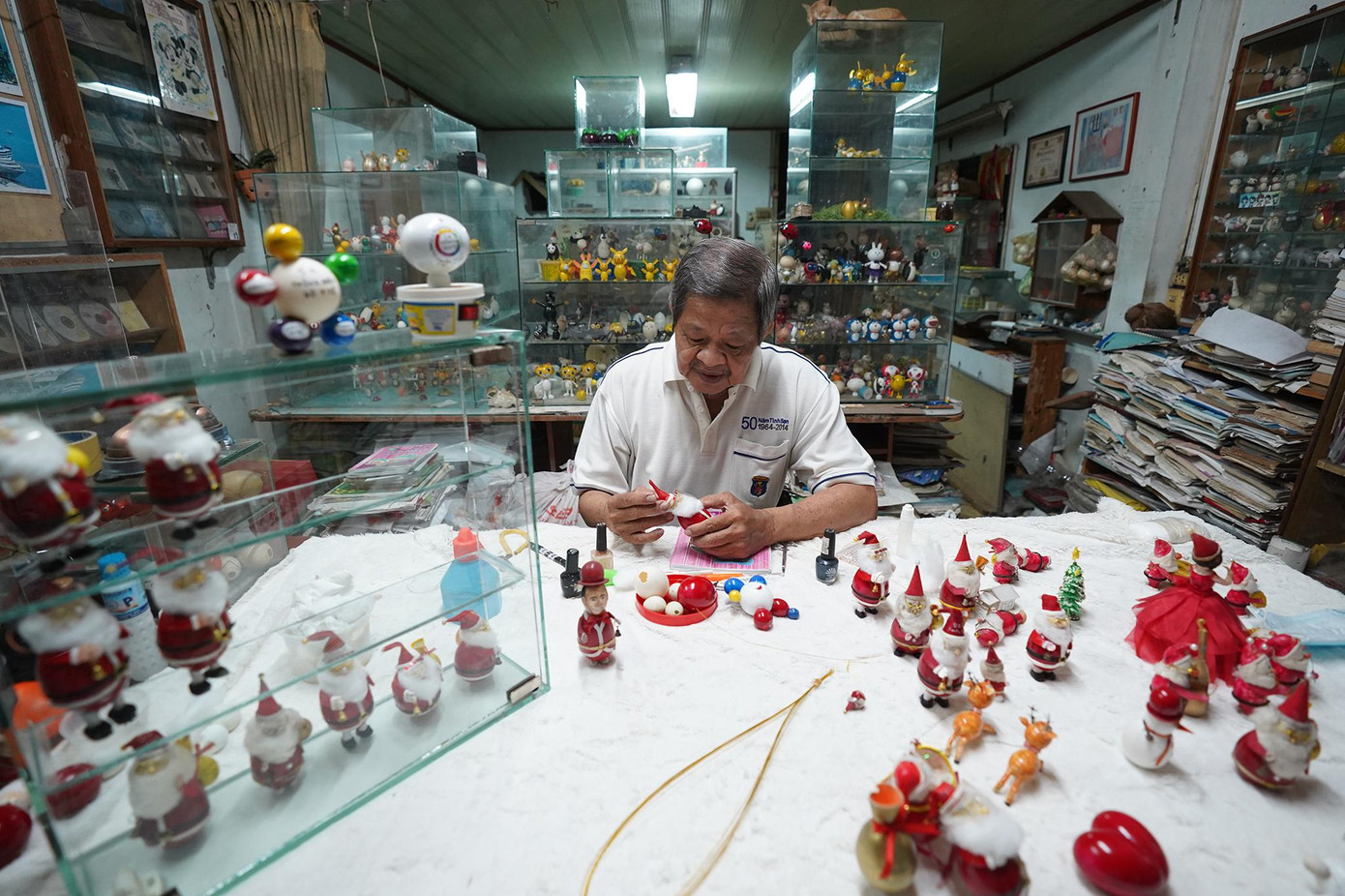 Xưởng của nghệ nhân vỏ trứng Nguyễn Thành Tâm là một căn hộ nhỏ nằm trên tầng 4 của khu chung cư cũ ở phường 11, quận Gò Vấp, TPHCM. Trong ngôi nhà ấy có hơn ngàn tác phẩm nghệ thuật được làm bằng vỏ trứng với nhiều hình thù ngộ nghĩnh đủ các màu sắc xanh, đỏ, tím, vàng...