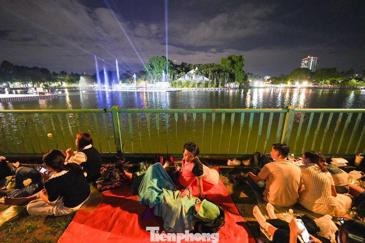 Có mặt từ 17 giờ, cô Phan Thị Thu (ngụ quận 6, TPHCM) nói: "Dạo này thành phố lạnh quá nên mang chăn ra đắp vì tận nửa đêm pháo hoa mới bắn. Năm nào tôi cũng đợi xem pháo".