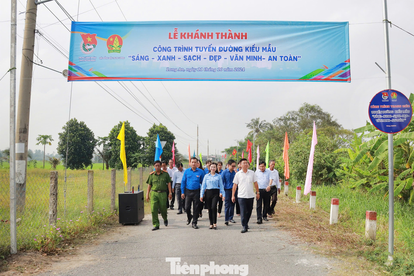 Chị Nguyễn Phạm Duy Trang - Bí thư Trung ương Đoàn, Chủ tịch Hội đồng Đội Trung ương cùng các ban chuyên môn Tỉnh Đoàn, Hội đồng Đội tỉnh Long An (các ban, ngành, đoàn thể địa phương) sải bước trên con đường khang trang.