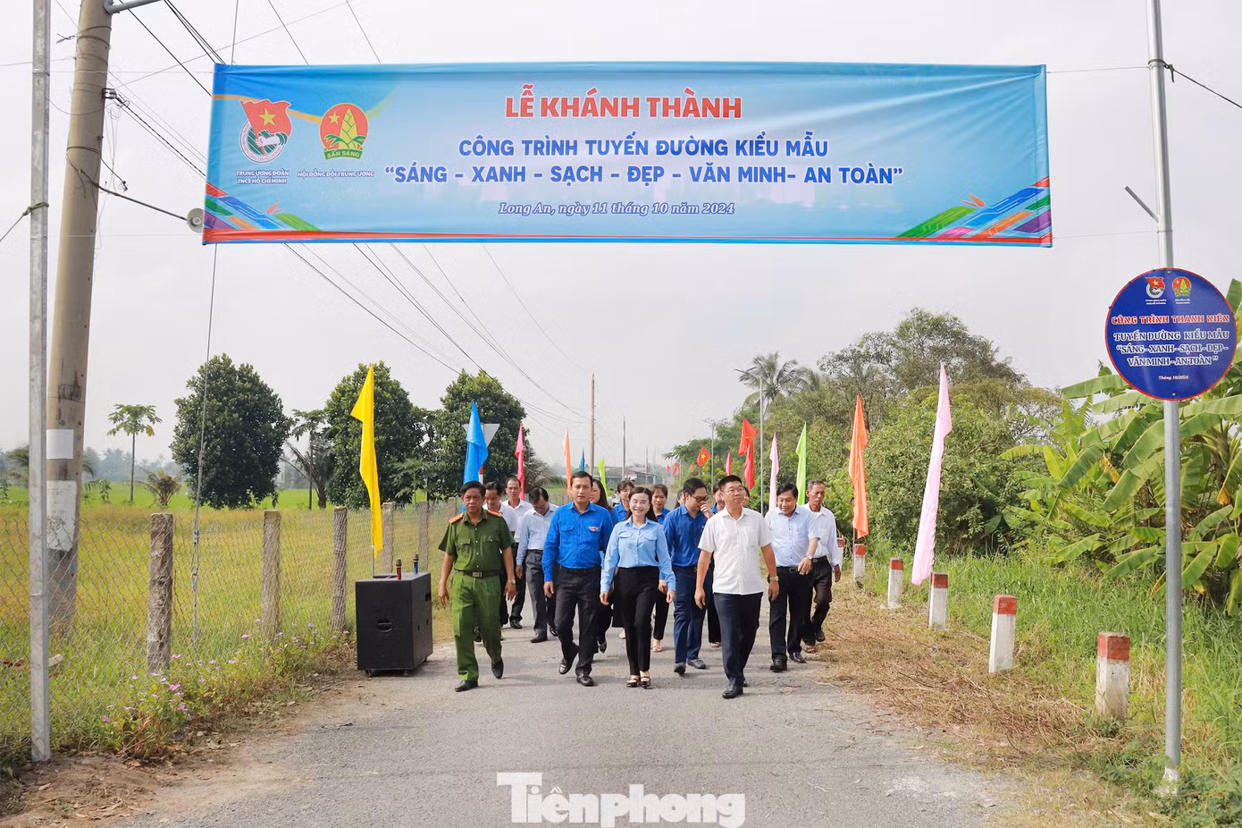 Chị Nguyễn Phạm Duy Trang - Bí thư Trung ương Đoàn, Chủ tịch Hội đồng Đội Trung ương cùng các ban chuyên môn Tỉnh Đoàn, Hội đồng Đội tỉnh Long An (các ban, ngành, đoàn thể địa phương) sải bước trên con đường khang trang. Chị Nguyễn Phạm Duy Trang - Bí thư Trung ương Đoàn, Chủ tịch Hội đồng Đội Trung ương cùng các ban chuyên môn Tỉnh Đoàn, Hội đồng Đội tỉnh Long An (các ban, ngành, đoàn thể địa phương) sải bước trên con đường khang trang.