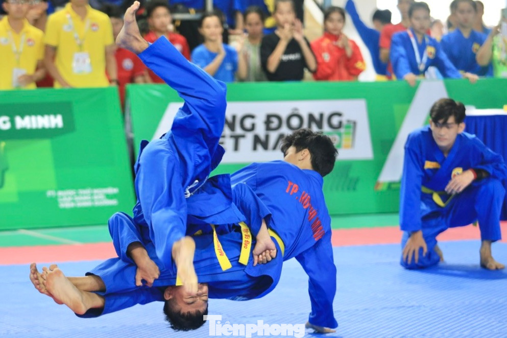 Huỳnh Dương Khả Doanh giành HCV Long hổ quyền