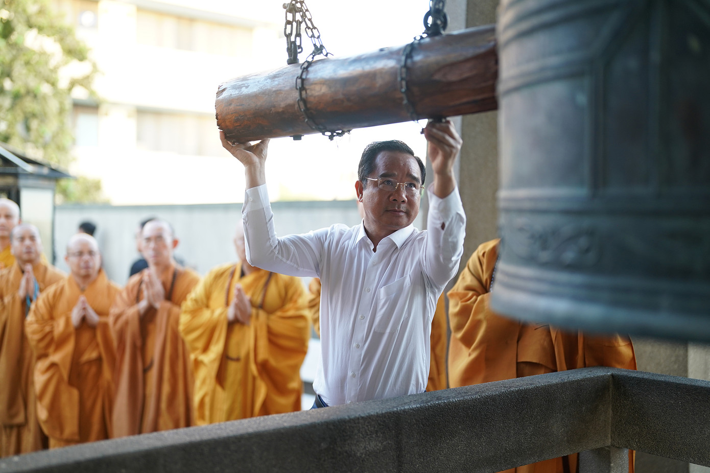 Chủ tịch UBND TPHCM Nguyễn Văn Được đánh chuông trong ngày làm việc đầu tiên sau sáp nhập, với kỳ vọng mở ra một chương mới không chỉ về mặt chính quyền, mà còn là văn hóa điều hành: đặt con người, tinh thần và đạo đức làm nền móng.