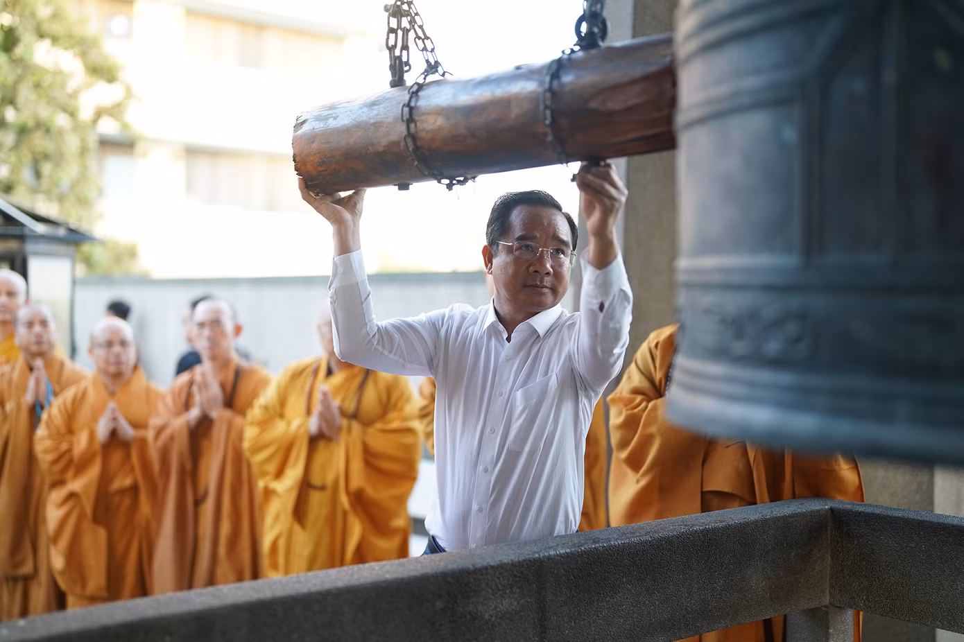 Chủ tịch UBND TPHCM Nguyễn Văn Được đánh chuông trong ngày làm việc đầu tiên sau sáp nhập, với kỳ vọng mở ra một chương mới không chỉ về mặt chính quyền, mà còn là văn hóa điều hành: đặt con người, tinh thần và đạo đức làm nền móng.