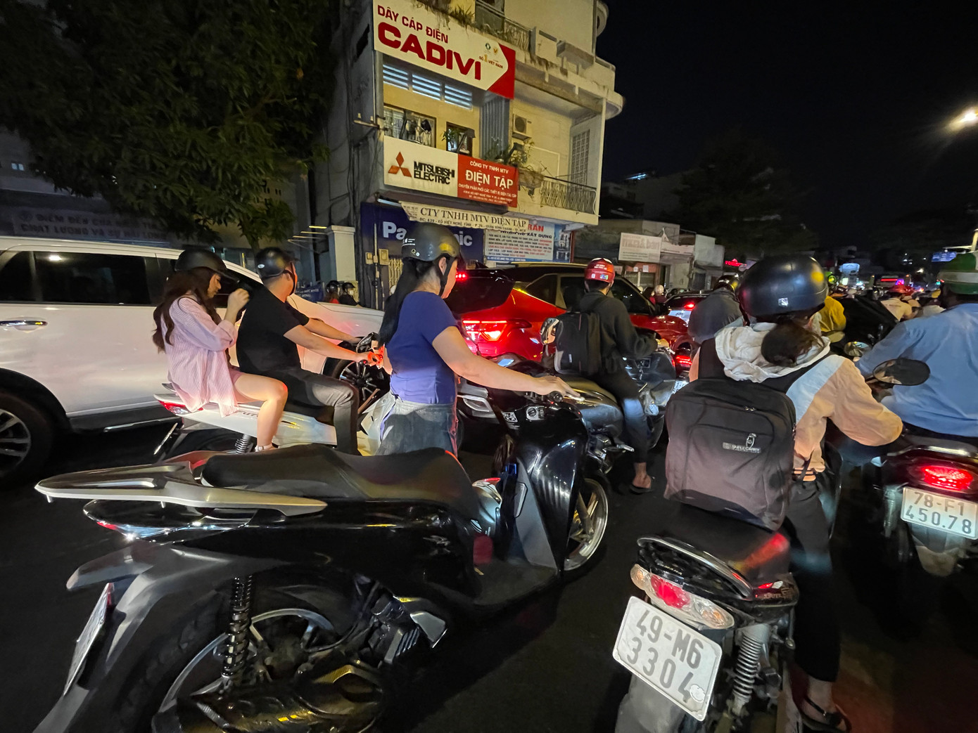 Một người phụ nữ tắt máy, dắt bộ vì ùn ứ quá lâu Một người phụ nữ tắt máy, dắt bộ vì ùn ứ quá lâu