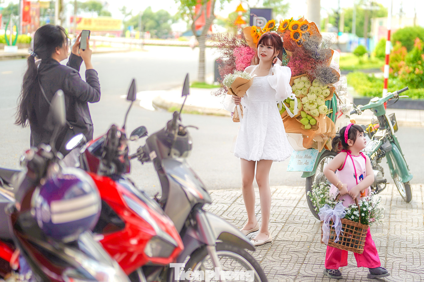 Xe hoa anh Ngọc dí dỏm với dòng chữ &quot;Mùa mưa Tân An&quot;.